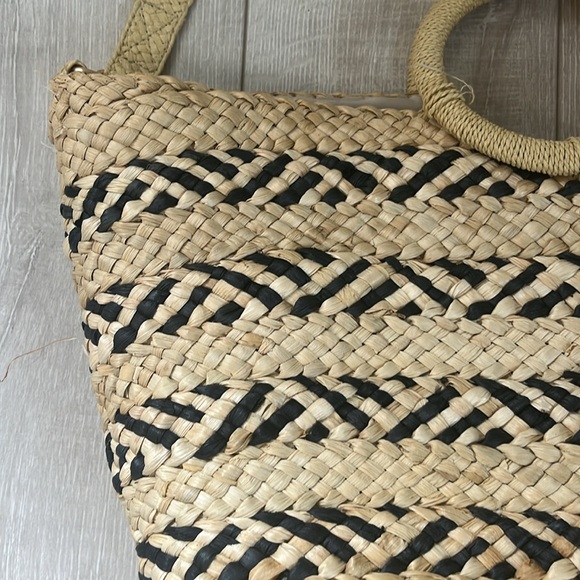 L SPACE TAN DARK BLUE LARGE BEACH TOTE WITH SHOULDER STRAP GOOD USED CONDITION - Picture 2 of 10